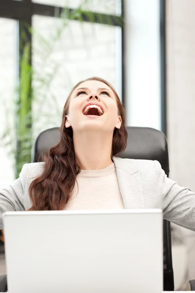 Mulher feliz com computador portátil — Fotografia de Stock
