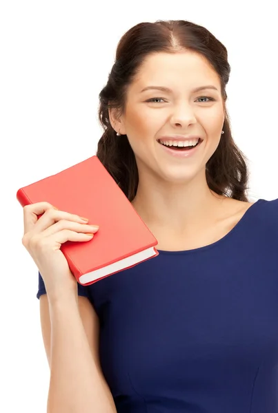 Szczęśliwa i uśmiechnięta kobieta z książki — Zdjęcie stockowe