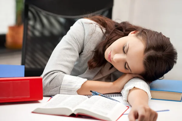 Femme endormie avec livre — Photo