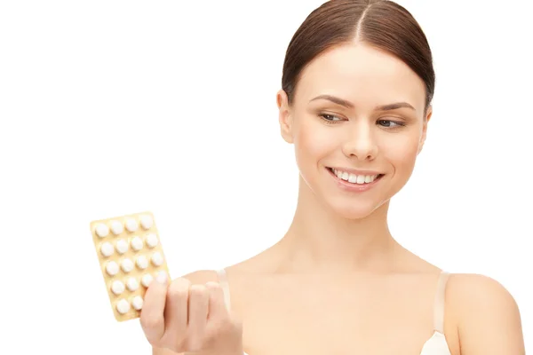 Молодая красивая женщина с таблетками — стоковое фото