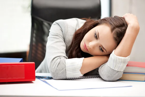 Slapende vrouw met boek — Stockfoto