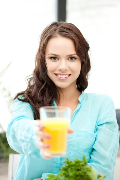Schöne Frau mit einem Glas Saft — Stockfoto
