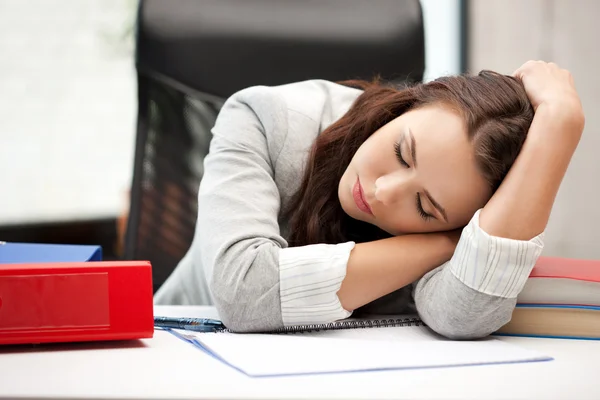 Slapende vrouw met boek — Stockfoto