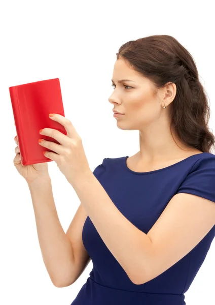 Femme calme et sérieuse avec livre — Photo