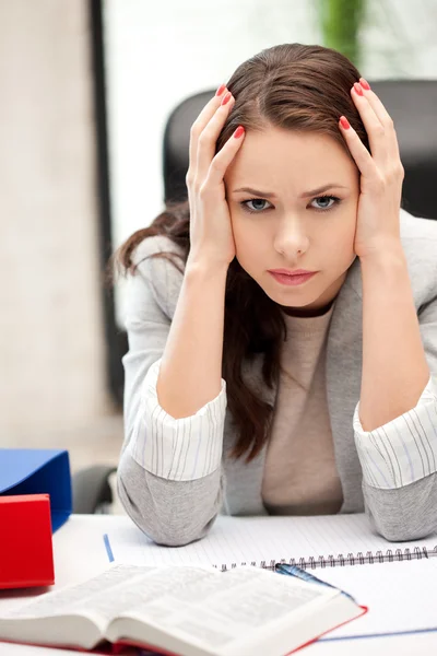 Mujer preocupada con libro — Foto de Stock