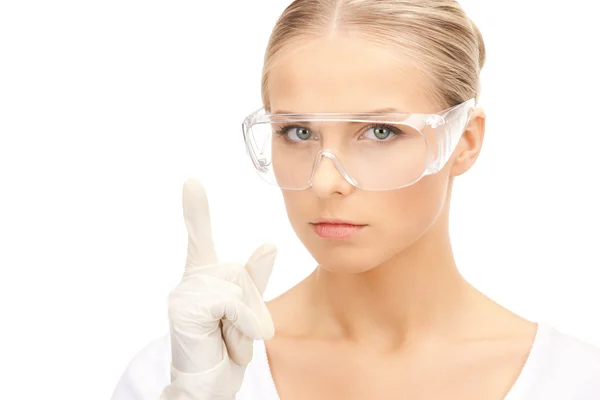Vrouw met beschermende bril en handschoenen — Stockfoto