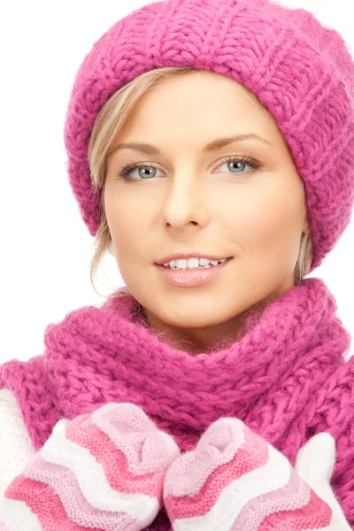 Красивая женщина в зимней шляпе — стоковое фото