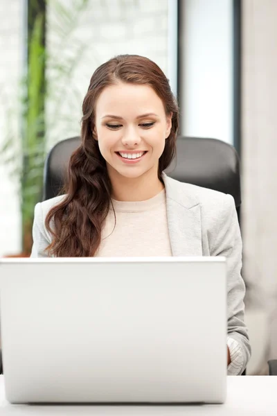 Mujer feliz con ordenador portátil — Foto de Stock