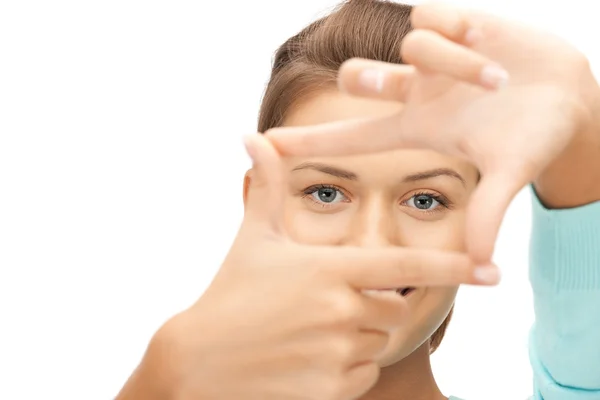Mujer encantadora creando un marco con los dedos — Foto de Stock