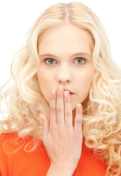 Ragazza adolescente con palme sopra la bocca — Foto Stock