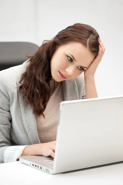 Mujer pensativa con ordenador portátil — Foto de Stock