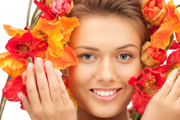 Mujer encantadora con flores rojas —  Fotos de Stock