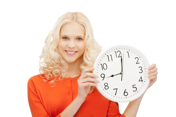 Mujer sosteniendo reloj grande Imagen de stock