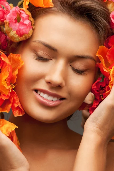 Szép nő, piros virágokkal — Stock Fotó