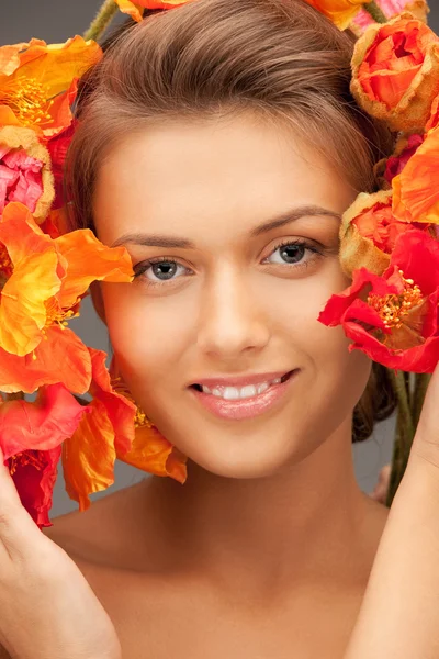 붉은 꽃과 아름 다운 여 인 — 스톡 사진