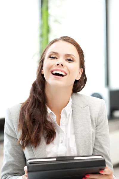 Счастливая женщина с планшетным компьютером — стоковое фото
