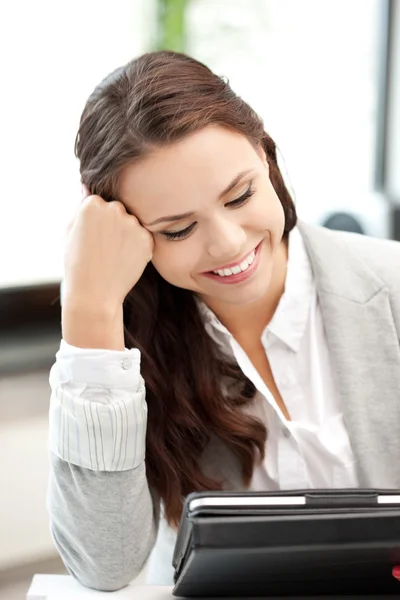 Mujer feliz con tablet PC — Foto de Stock