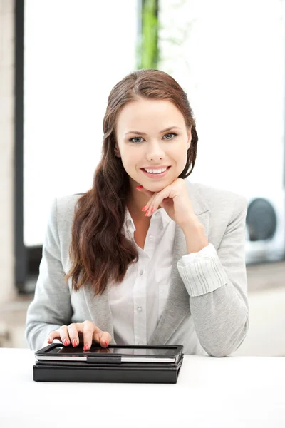 Glad kvinna med tablet pc-dator — Stockfoto