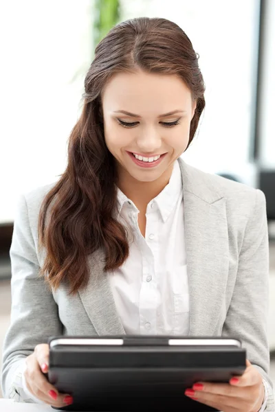 Счастливая женщина с планшетным компьютером — стоковое фото