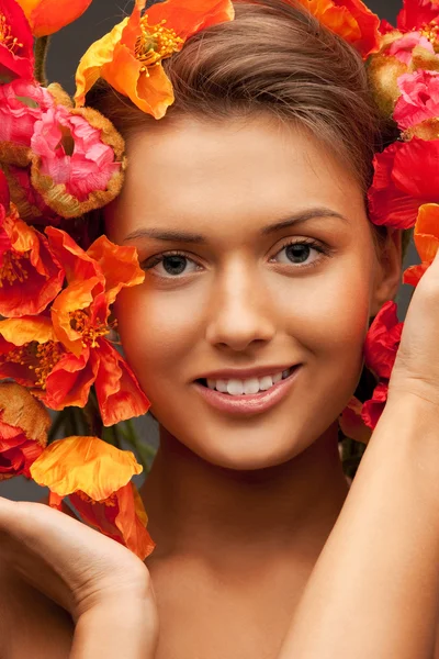 素敵な女性の赤い花を持つ — ストック写真