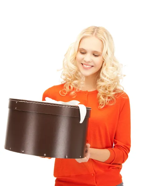 Šťastné dospívající dívka s darem box — Stock fotografie