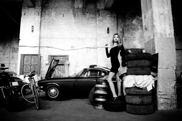 Modische Frau in Retro-Garage — Stockfoto