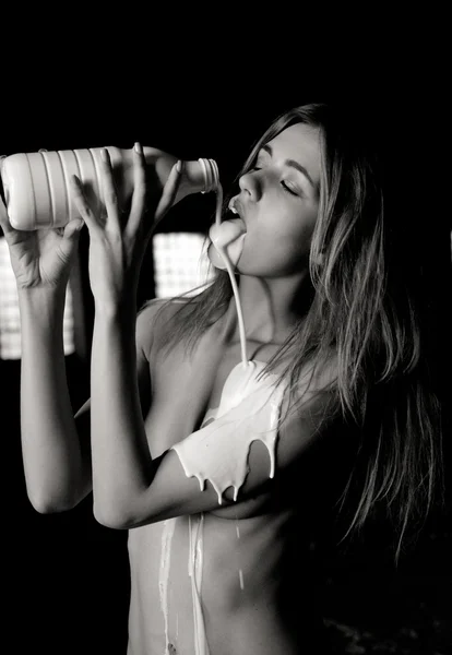 Mulher com uma garrafa de leite — Fotografia de Stock