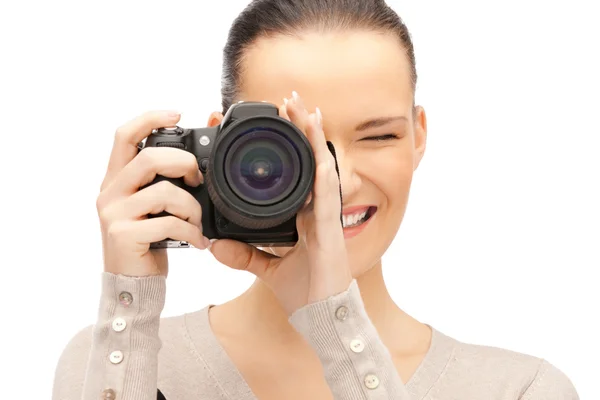 Ragazza adolescente con fotocamera digitale — Foto Stock