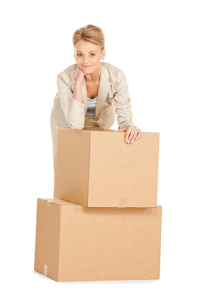 Empresária atraente com grandes caixas — Fotografia de Stock