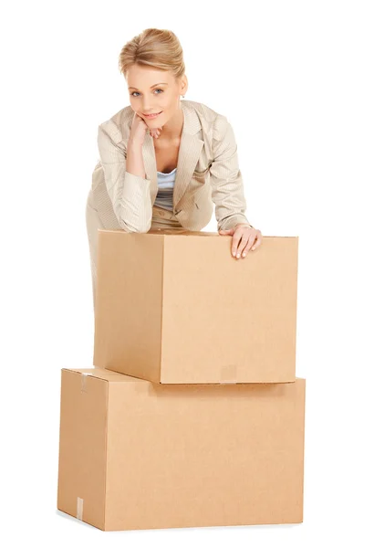 Atractiva mujer de negocios con grandes cajas — Foto de Stock