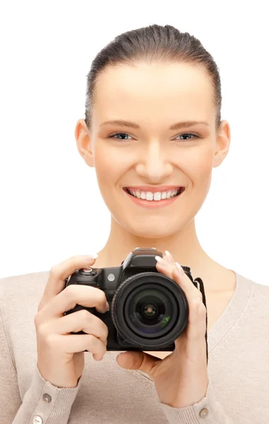 Dospívající dívka s digitálním fotoaparátem — Stock fotografie