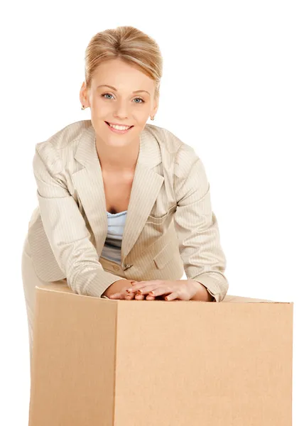 Приваблива бізнес-леді з картонною коробкою — стокове фото