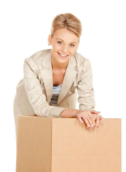 Atractiva empresaria con caja de cartón — Foto de Stock