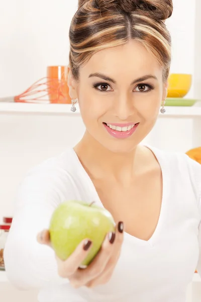Bella casalinga con mela verde — Foto Stock