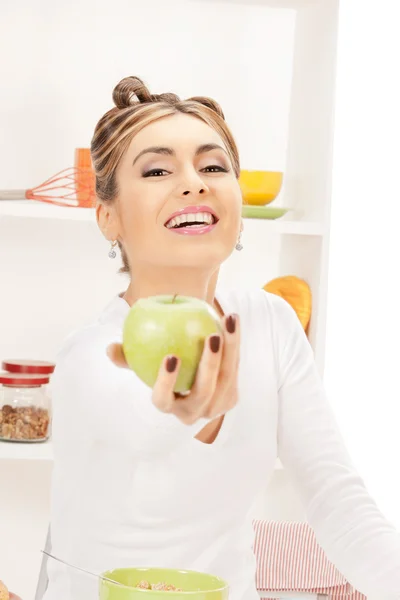 Encantadora ama de casa con manzana verde —  Fotos de Stock
