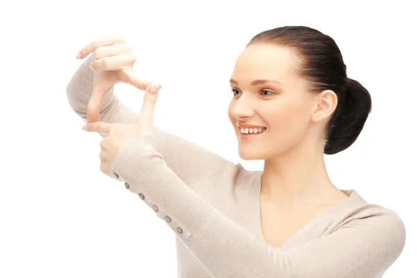 可爱的女人用手指创建框架 — 图库照片