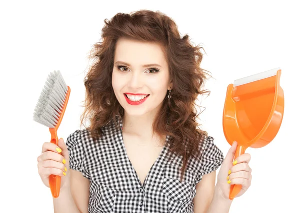 Süpürme temizlik ile güzel bir kadın — Stok fotoğraf