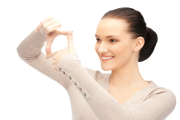 Härlig kvinna skapar en ram med fingrar — Stockfoto