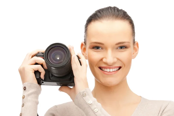 Dospívající dívka s digitálním fotoaparátem — Stock fotografie