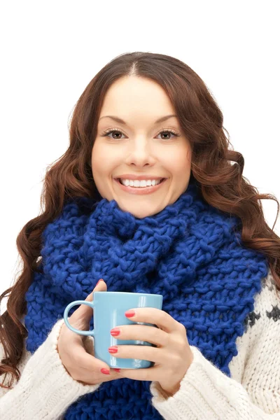 Donna con tazza blu — Foto Stock