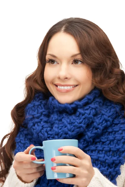 Donna con tazza blu — Foto Stock
