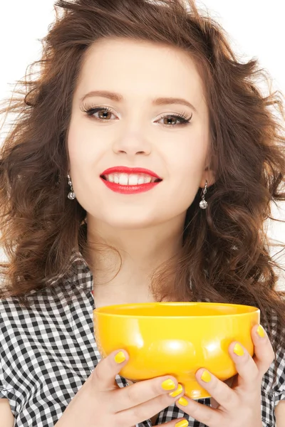 Веселая домохозяйка с чашкой — стоковое фото