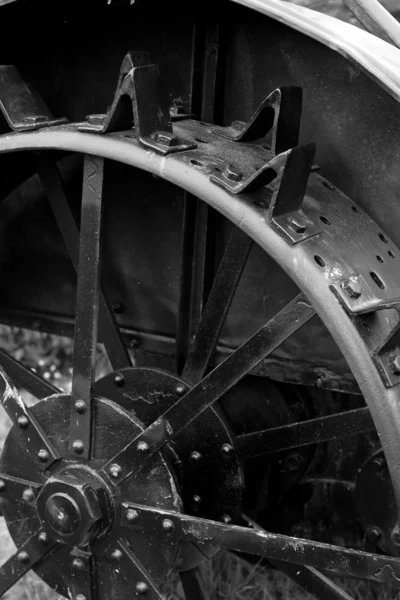 Roda de aço trator antigo — Fotografia de Stock