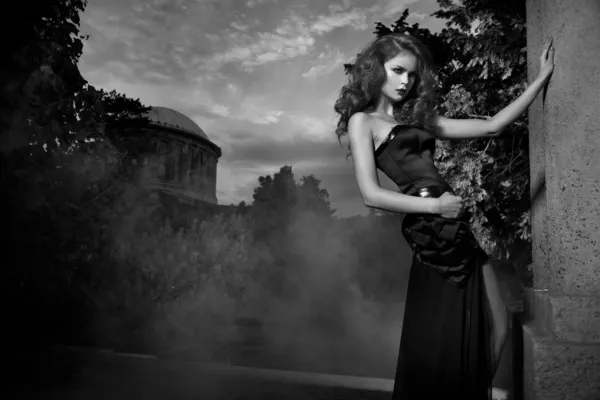 Sexig kvinna i eleganta trädgård i svart och vitt — Stockfoto