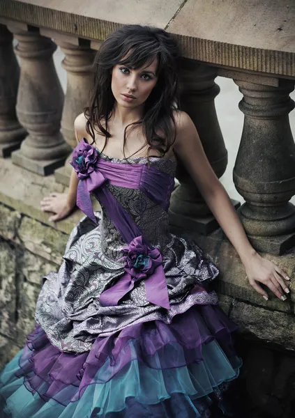 Ung kvinna som bär vackra klänning — Stockfoto