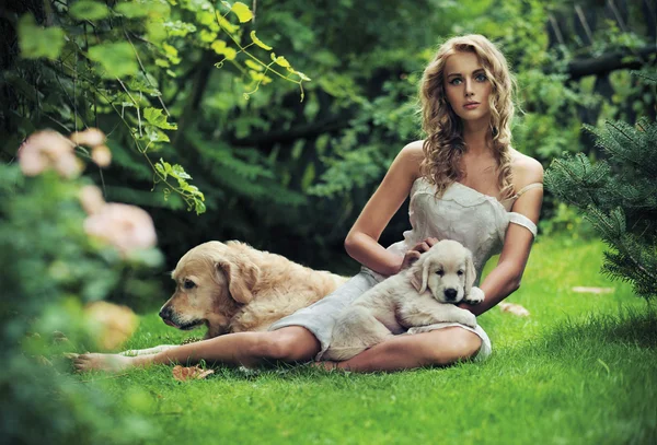Mulher bonito com cães em beleza natureza cenário — Fotografia de Stock