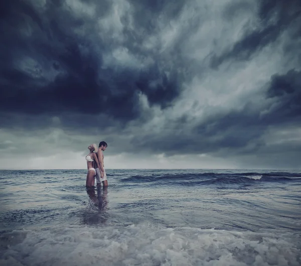 Liebespaar im Meer umarmen — Stockfoto