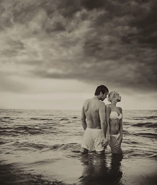 Красивая пара в море — стоковое фото