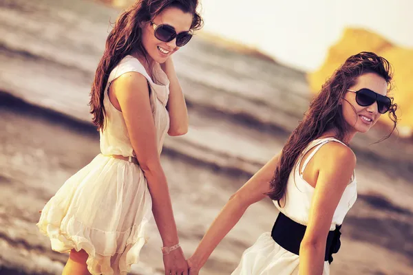 Zwei lächelnde Frauen am Strand — Stockfoto