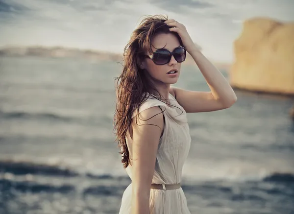 Sevimli kadın güneş gözlüğü takıyor — Stok fotoğraf
